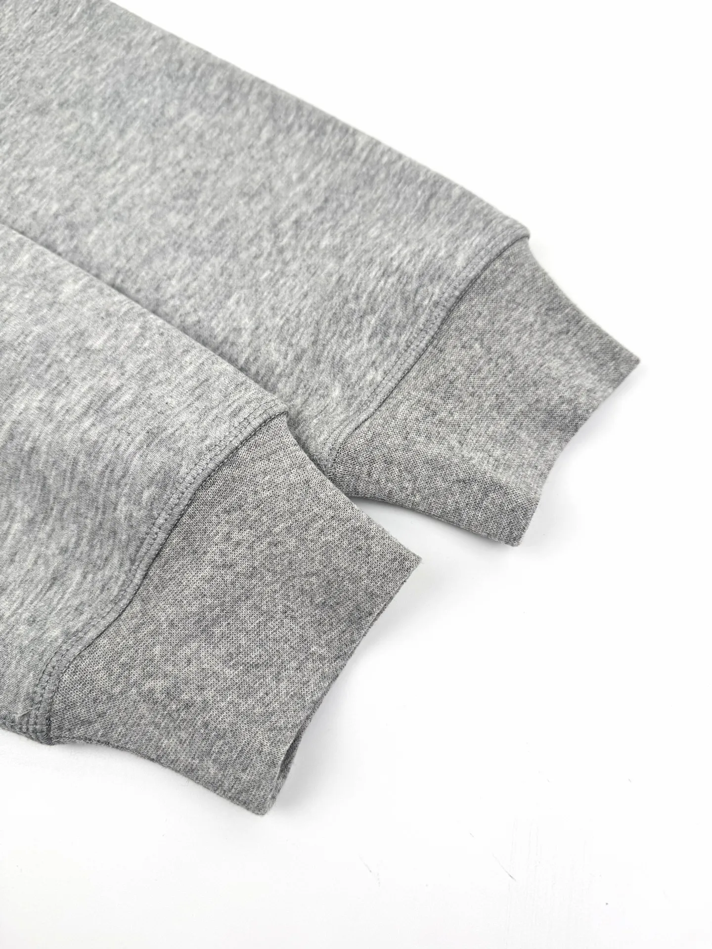 P280 Ralph Lauren logo embroidered sweatshirt. Customized cloud-like honey cotton fleece sweatshirt material. It feels delicate and comfortable against the skin. It is based on fog gray and comes with a layer of soft light filter. The exquisite indigo pony logo is embellished with it. It is highly recognizable. It brings an atmosphere of freedom and vitality. Pure and agile color symphony. It outlines a high-end outline with extreme simplicity. It becomes the smart focus of the vision and shows the taste in silence. Process 1: Using imported machine embroidery process. Use advanced computer control systems and precision mechanical components to achieve the iconic pony embroidery operation with high precision and smooth and delicate lines. Process 2: Use the Hasuo process and sew with a specific machine. The Hasuo fastness is high and adds visual effects. It is time-consuming and labor-intensive. Process 3: The fabrics are washed and have a better hand feel. Not easy to deform. Not easy to shrink. Not easy to fade. Maintain long-term beauty. Accessories: Customized 1:1 Ralph Lauren trademark. Version: Fitted fit Size: S M L XL Style number: 25296